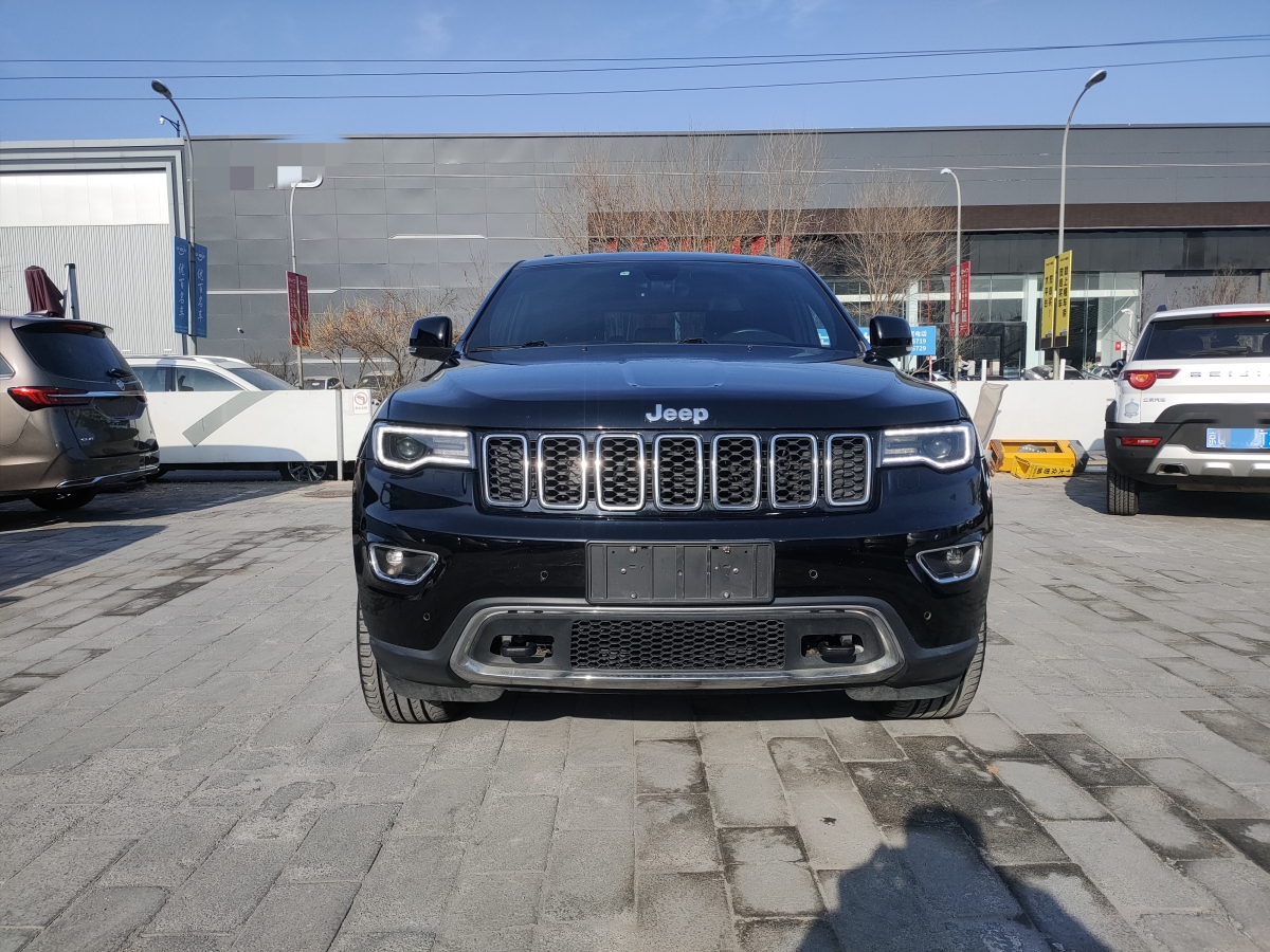 Jeep 大切諾基  2017款 3.0L 舒享導(dǎo)航版圖片