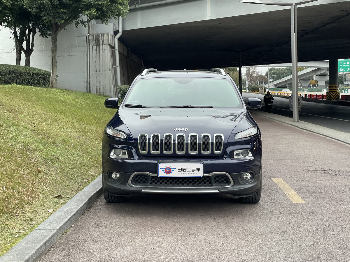 Jeep 自由光  2017款 2.0L 優(yōu)越版圖片