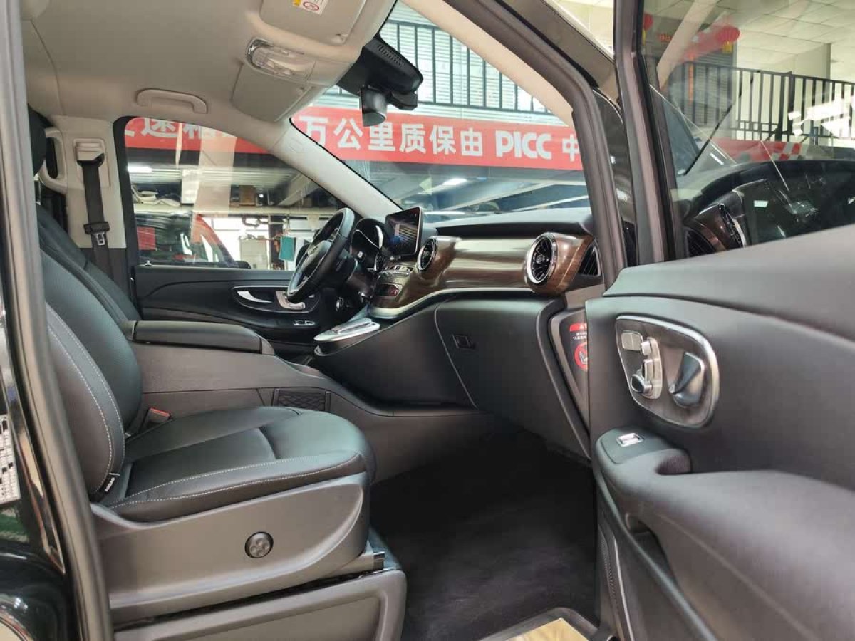 奔馳 V級(jí)  2020款 V 260 領(lǐng)航版圖片