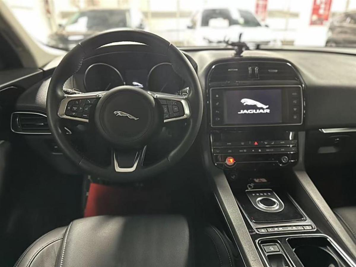 捷豹 F-PACE  2018款 2.0T 四驅(qū)都市尊享版圖片