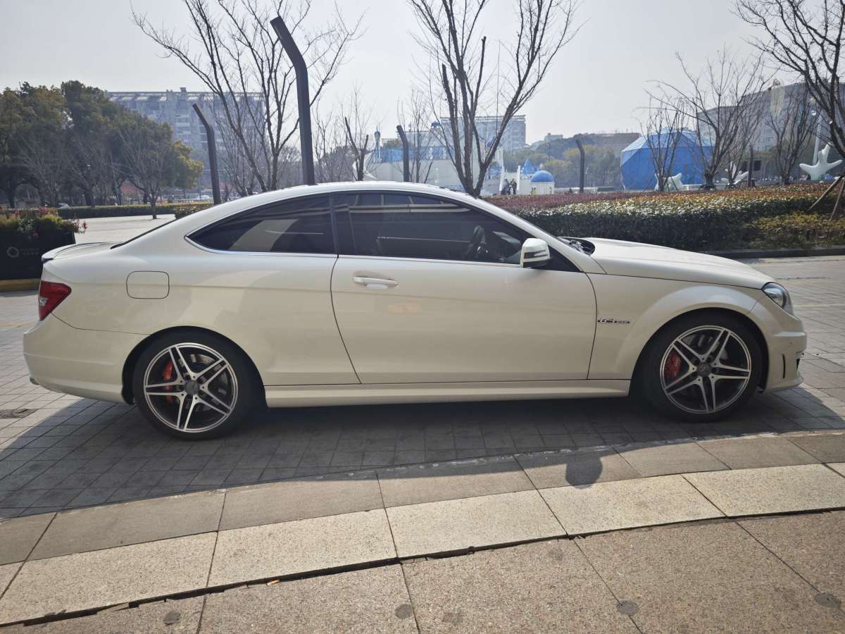 奔馳 奔馳C級(jí)AMG  2012款 AMG C 63 動(dòng)感型圖片