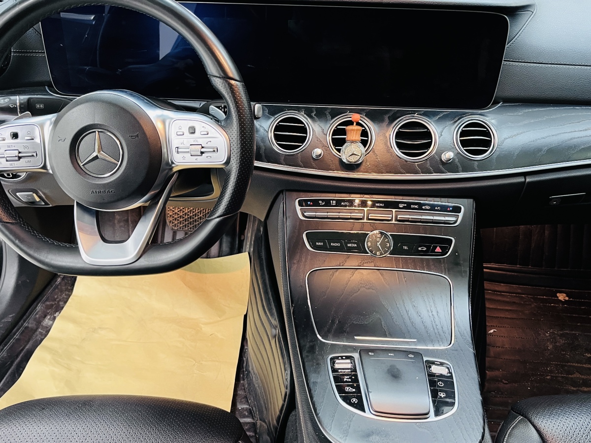 奔驰 奔驰E级  2019款 改款 E 300 L 运动豪华型图片