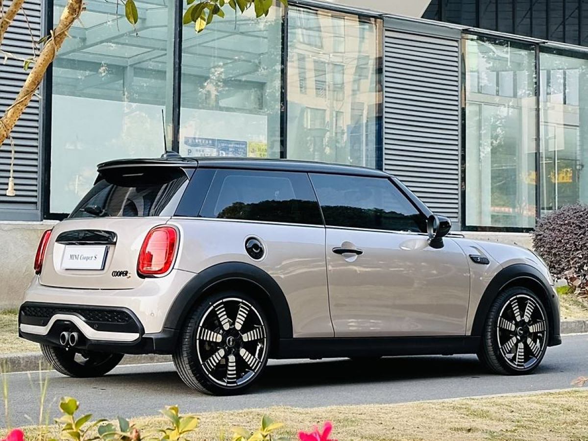 MINI MINI  2023款 改款 2.0T COOPER S 藝術(shù)家圖片