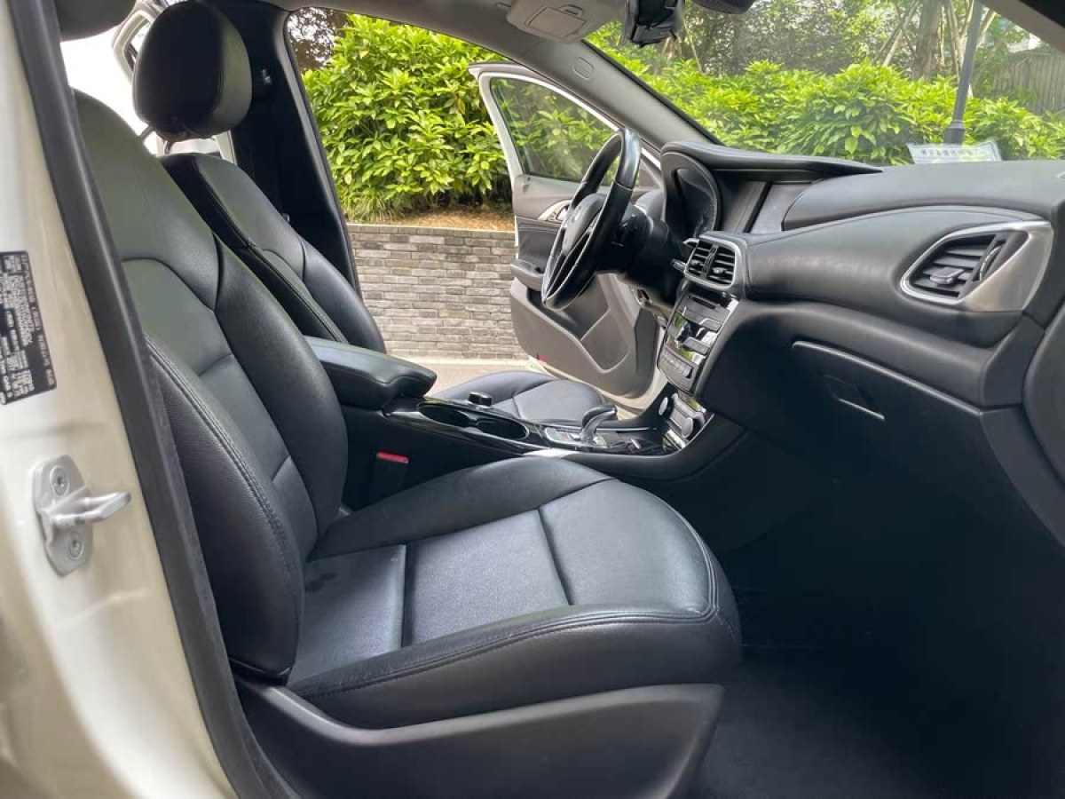 英菲尼迪 QX30  2017款 1.6T 兩驅(qū)時尚版圖片