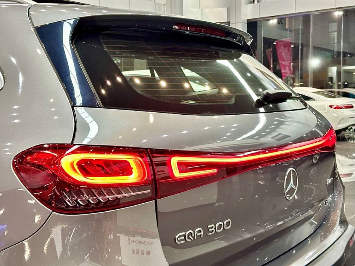 奔馳 奔馳EQA  2022款 EQA 300 4MATIC 首發(fā)特別版圖片