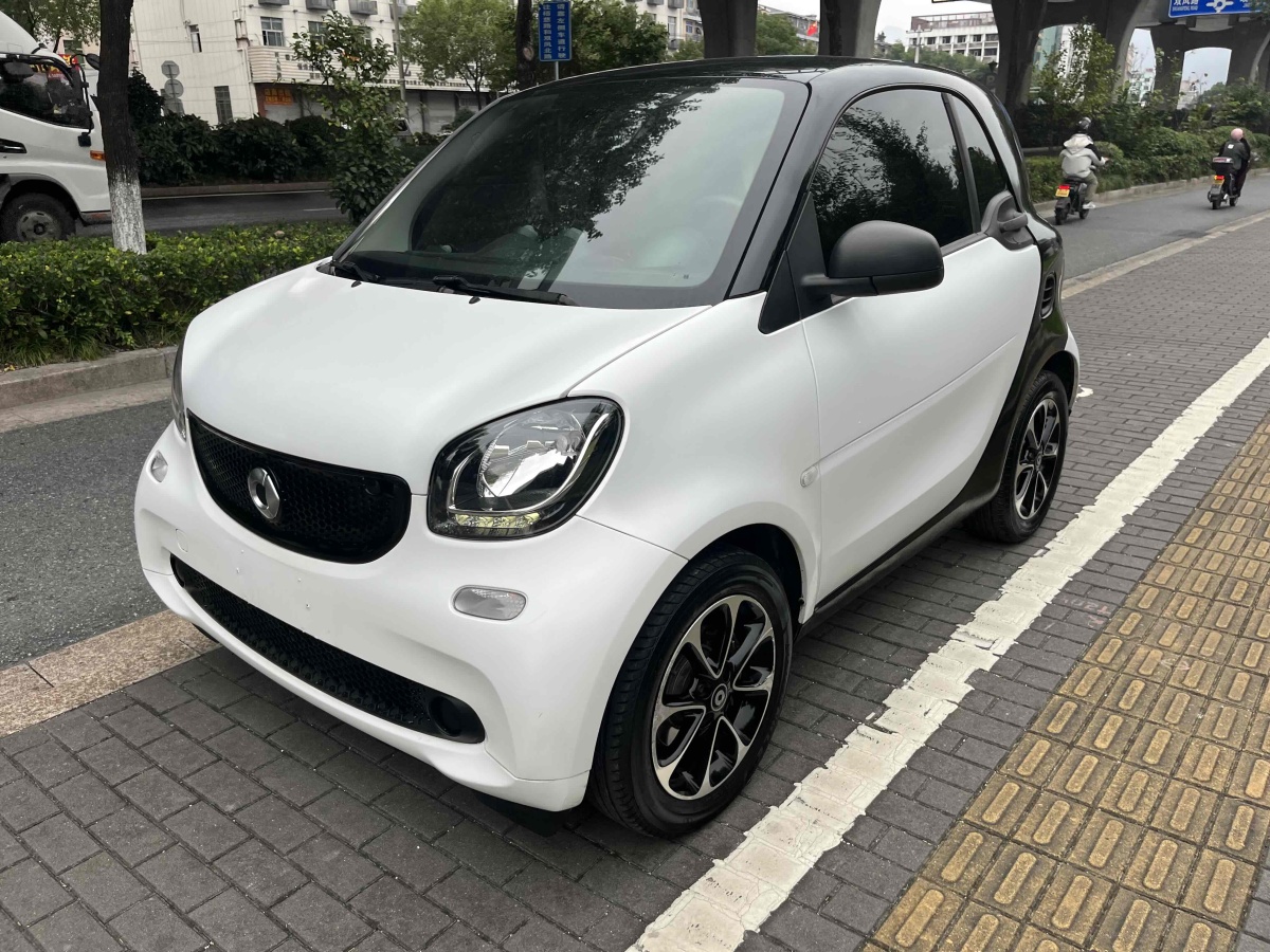 2017年5月smart fortwo  2017款 1.0L 52千瓦魅藍(lán)特別版