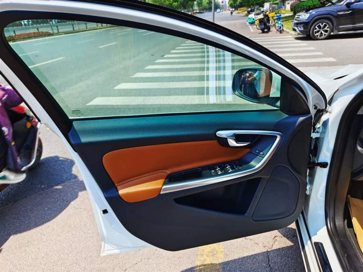 沃爾沃 S60  2016款 S60L 2.0T T5 智馭版圖片