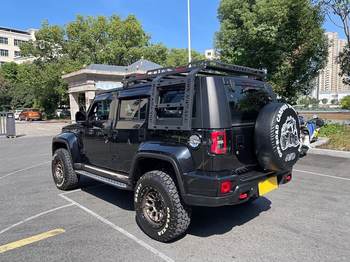 北京 BJ40  2020款 2.0T 自動四驅(qū)城市獵人版?zhèn)b客型圖片