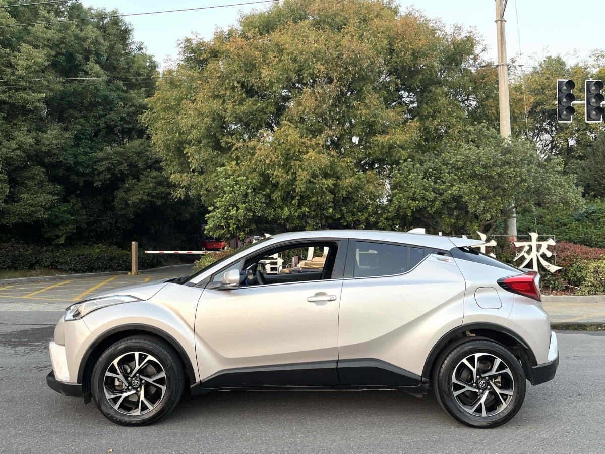 豐田 C-HR  2020款 2.0L 領(lǐng)先版圖片