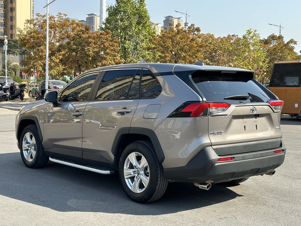 豐田 RAV4  2018款 榮放 2.0L CVT兩驅(qū)都市版圖片