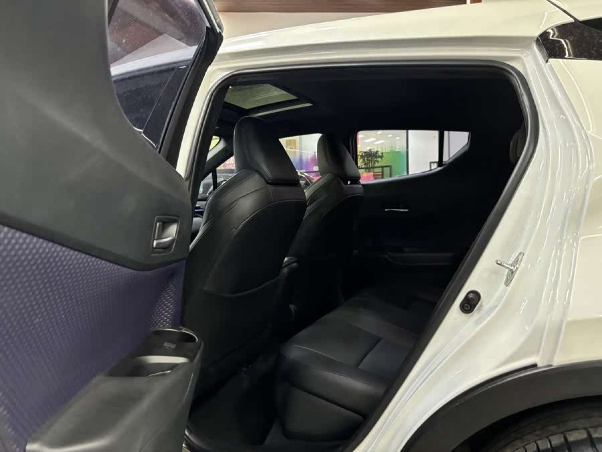 豐田 C-HR  2020款 2.0L 領(lǐng)先版圖片
