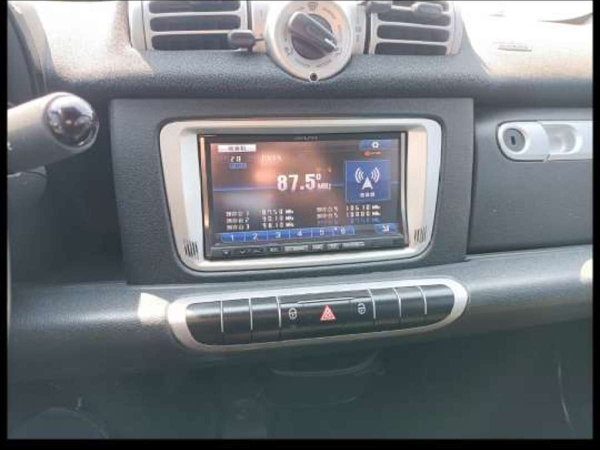 2013年6月smart fortwo  2013款 1.0 MHD 硬顶冰炫特别版