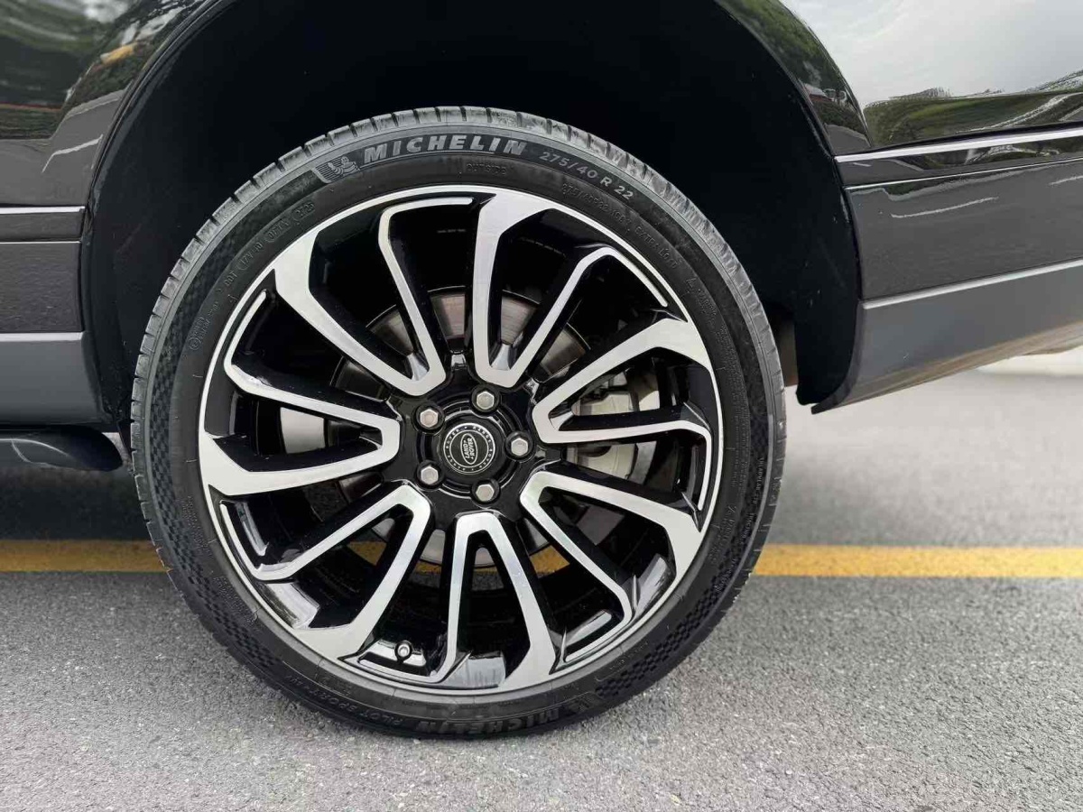 路虎 攬勝  2020款 3.0 L6 傳世加長(zhǎng)版圖片