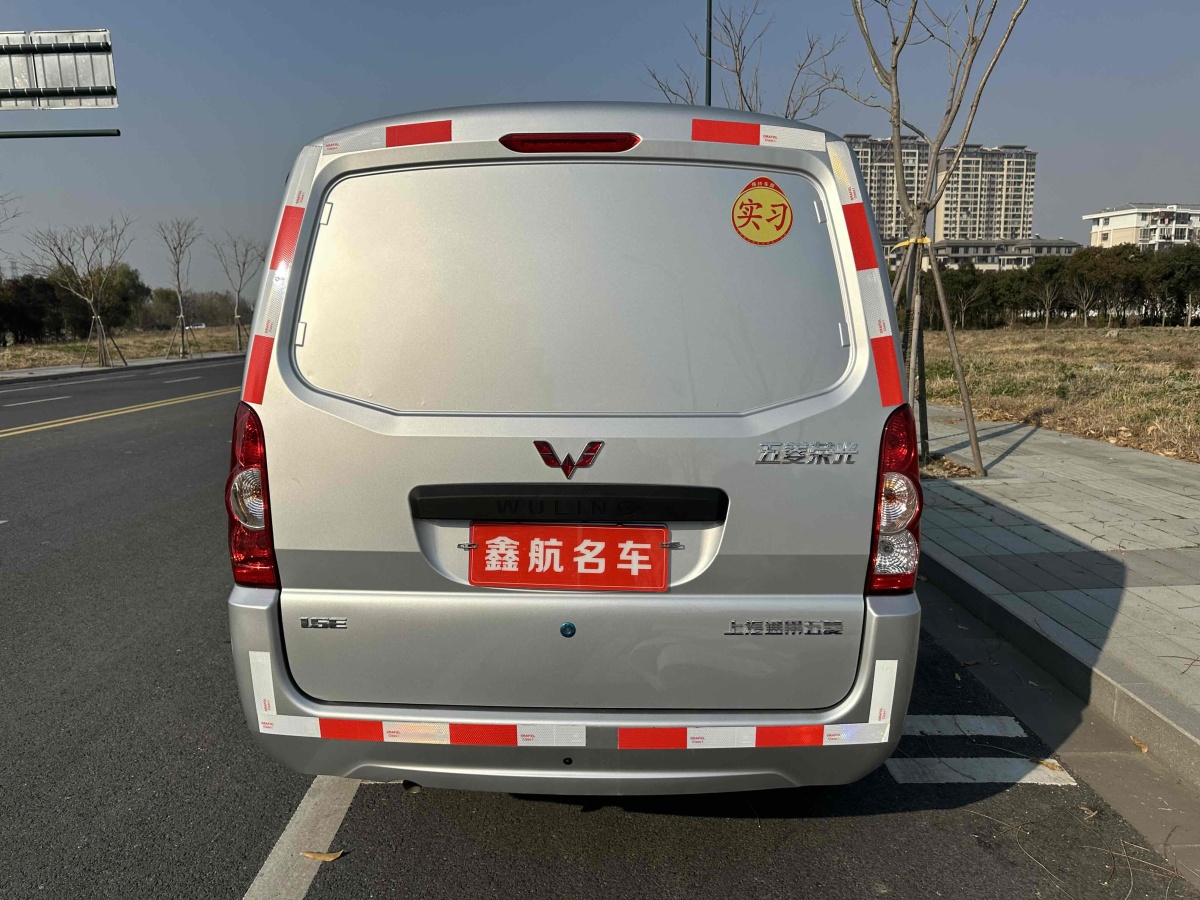 五菱 五菱榮光  2021款 1.5L加長(zhǎng)基本型封窗車5座L3C圖片