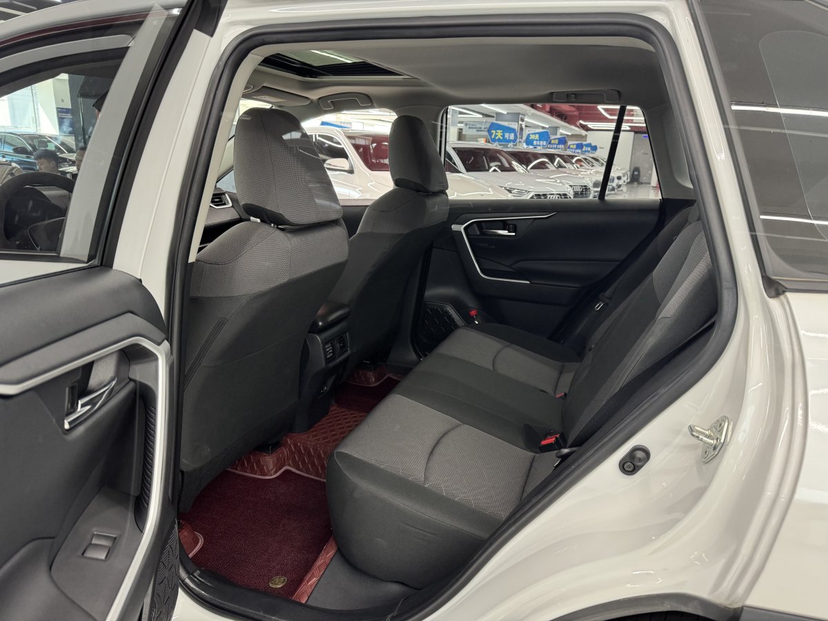 豐田 RAV4  2018款 榮放 2.0L CVT兩驅(qū)風(fēng)尚版圖片