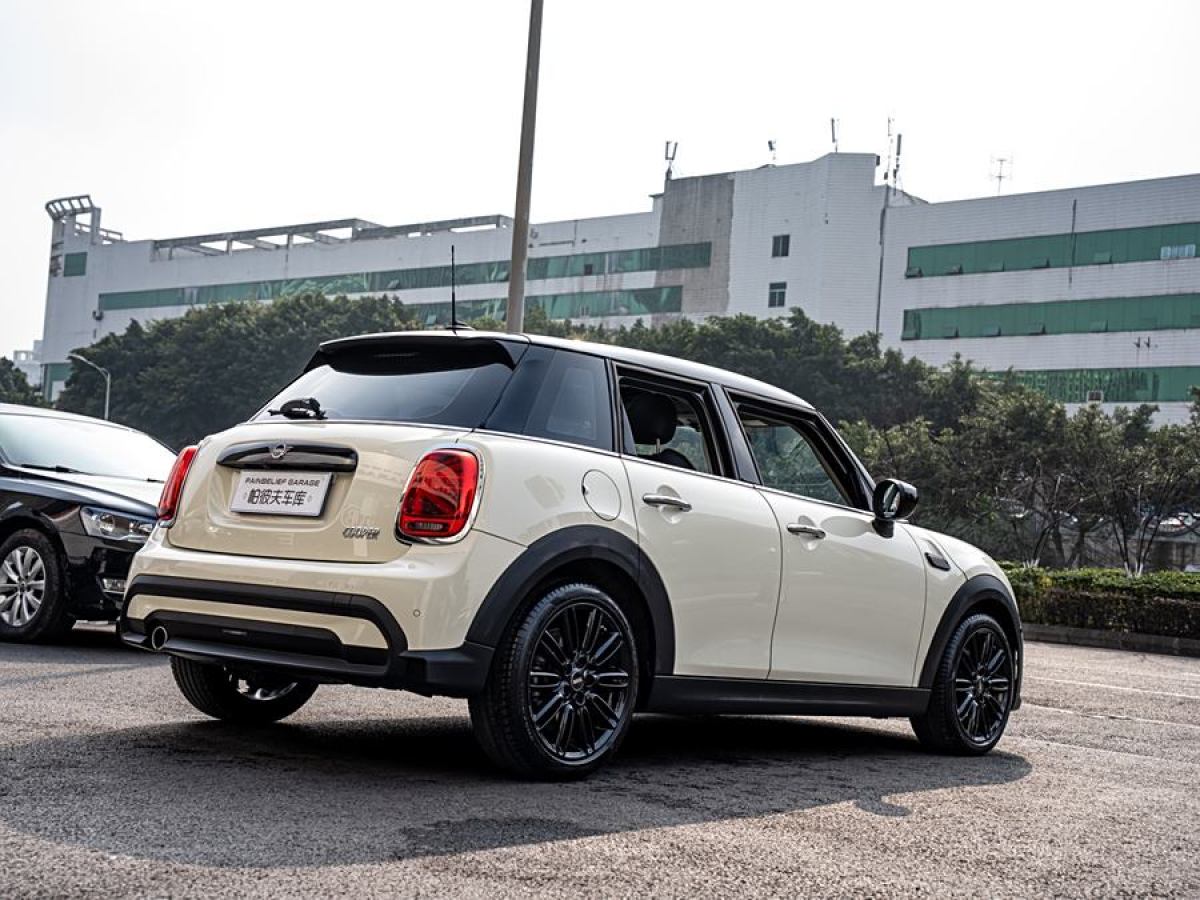 MINI MINI  2022款 改款 1.5T COOPER 藝術(shù)家 五門版圖片