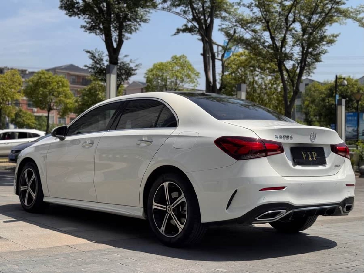 奔馳 奔馳A級(jí)  2022款 改款 A 200 L 運(yùn)動(dòng)轎車時(shí)尚型圖片