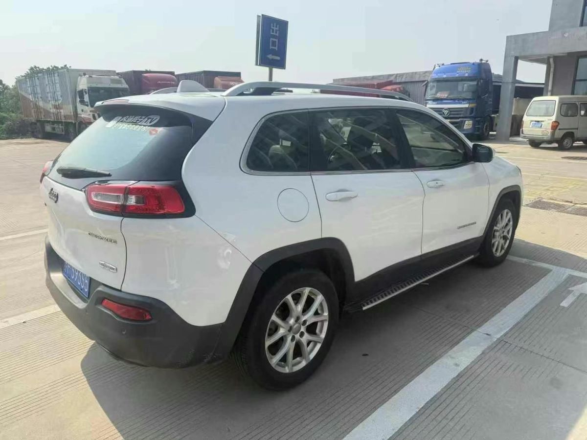 Jeep 自由光  2017款 2.0L 優(yōu)越版圖片