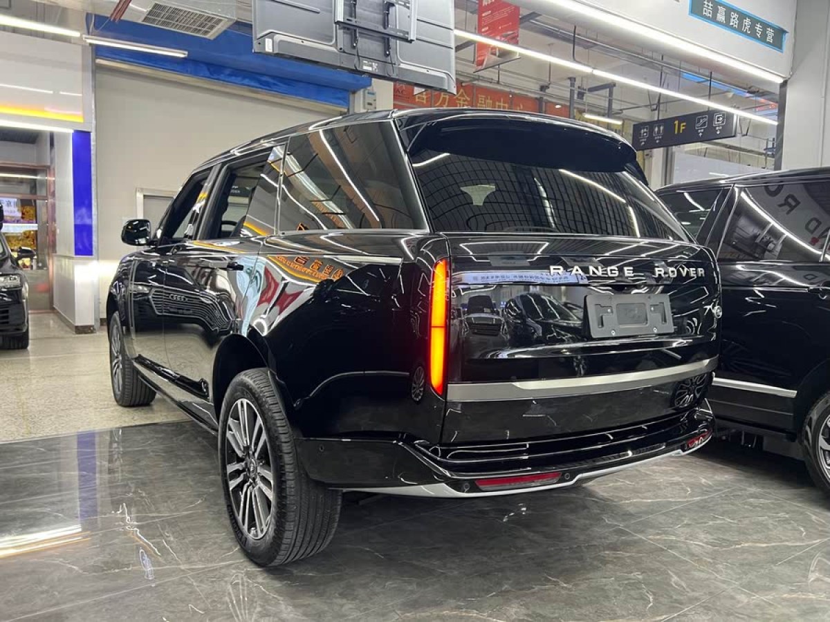 路虎 攬勝  2023款 改款 3.0 L6 400PS 盛世加長(zhǎng)版圖片
