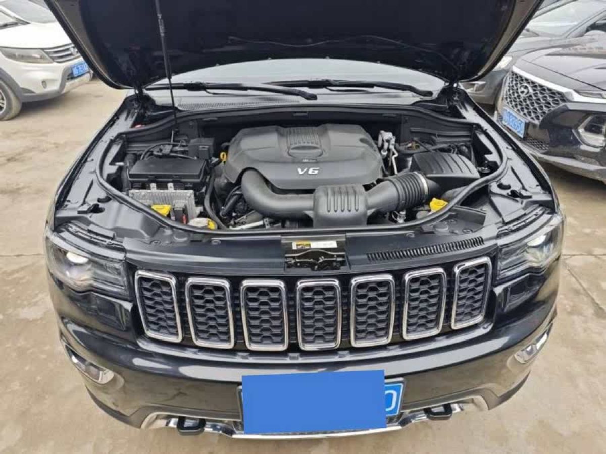 Jeep 大切諾基  2020款 3.0L 專業(yè)導航版圖片