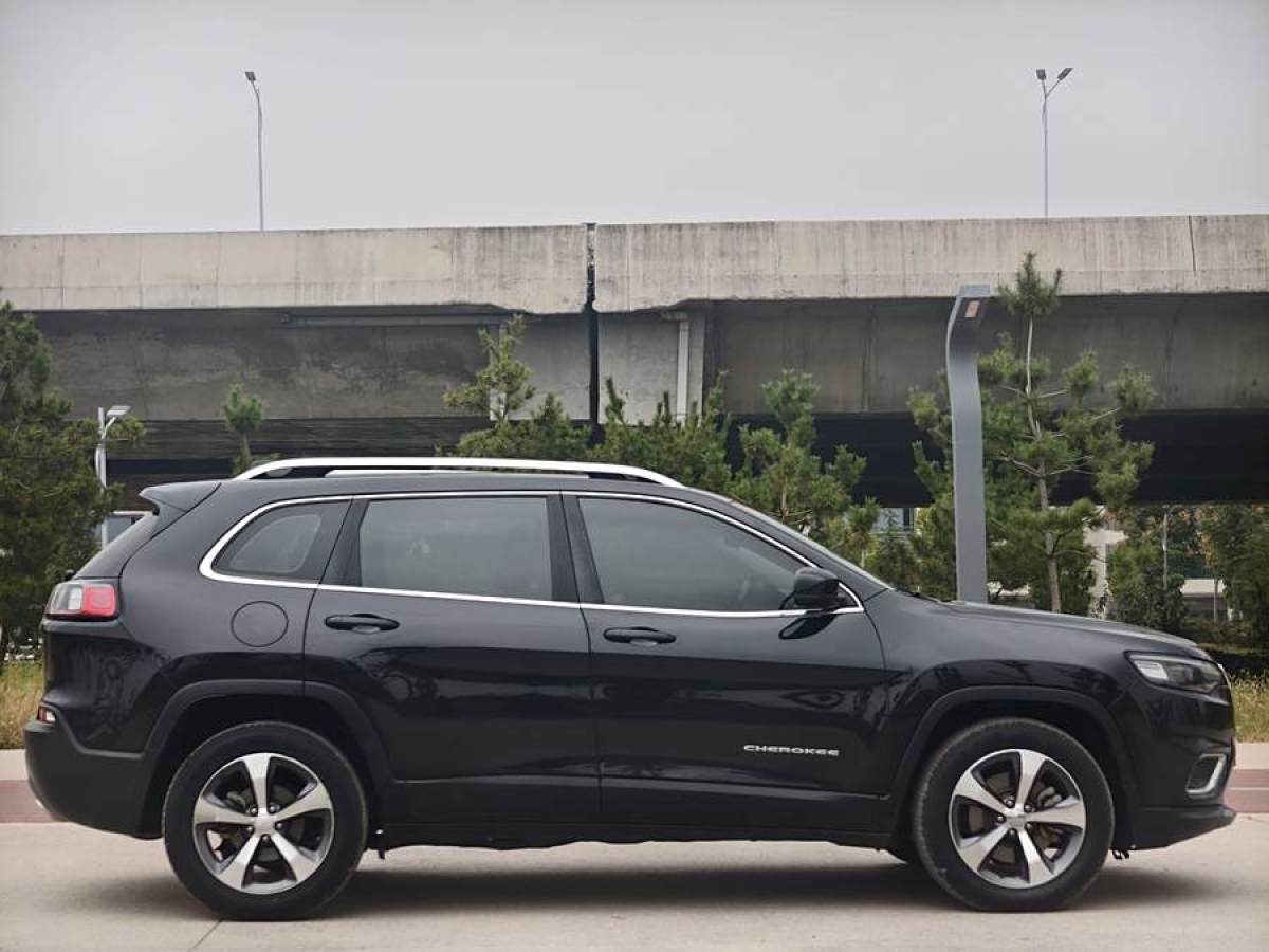 Jeep 自由光  2020款 2.0T 兩驅(qū)領(lǐng)先版圖片