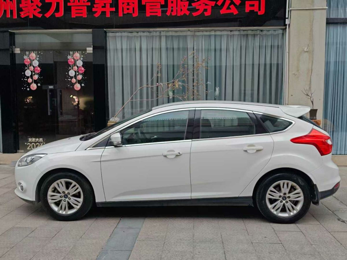 福特 ?？怂? 2014款 兩廂經典 1.8L 自動酷白典藏版圖片