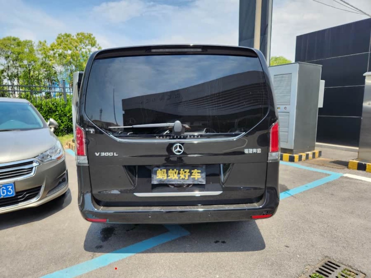 奔馳 V級  2024款 V 300 L 長軸距尊貴版圖片