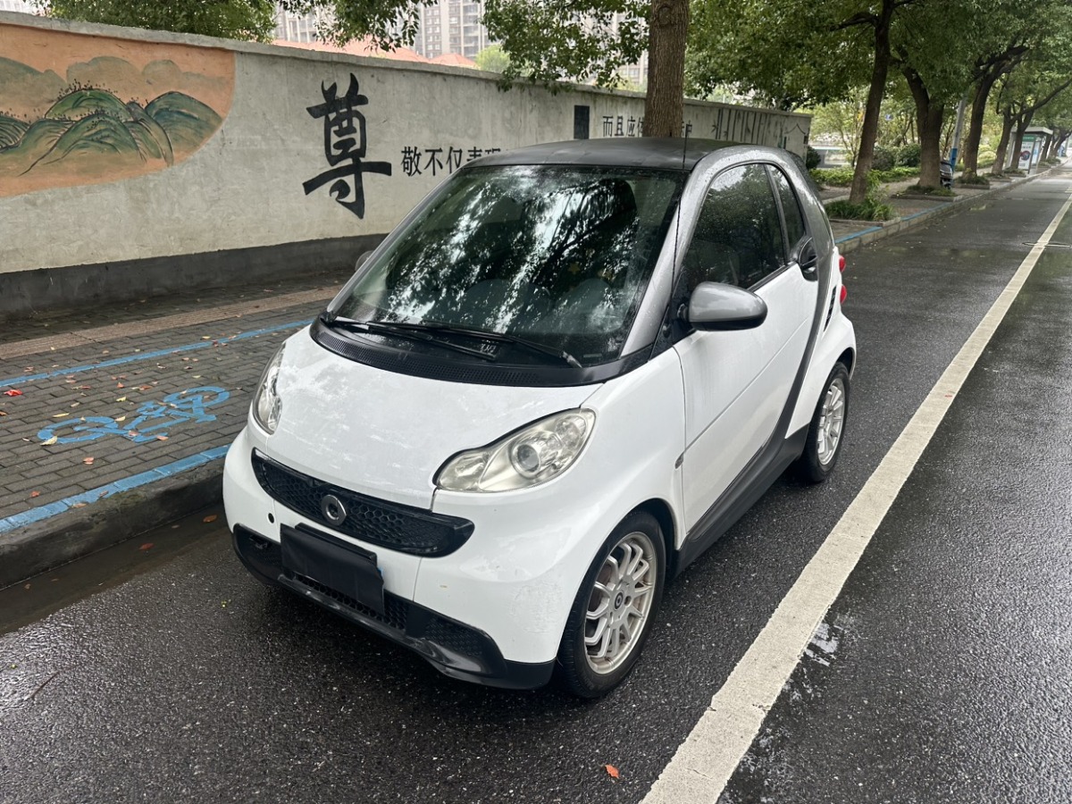 2014年9月smart fortwo  2014款 1.0 MHD 硬頂新年特別版