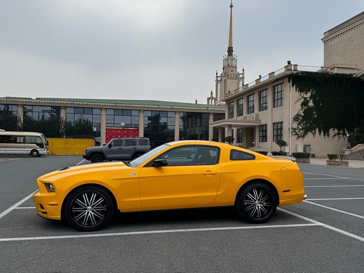 福特 Mustang  2013款 3.7L 自動(dòng)標(biāo)準(zhǔn)型圖片