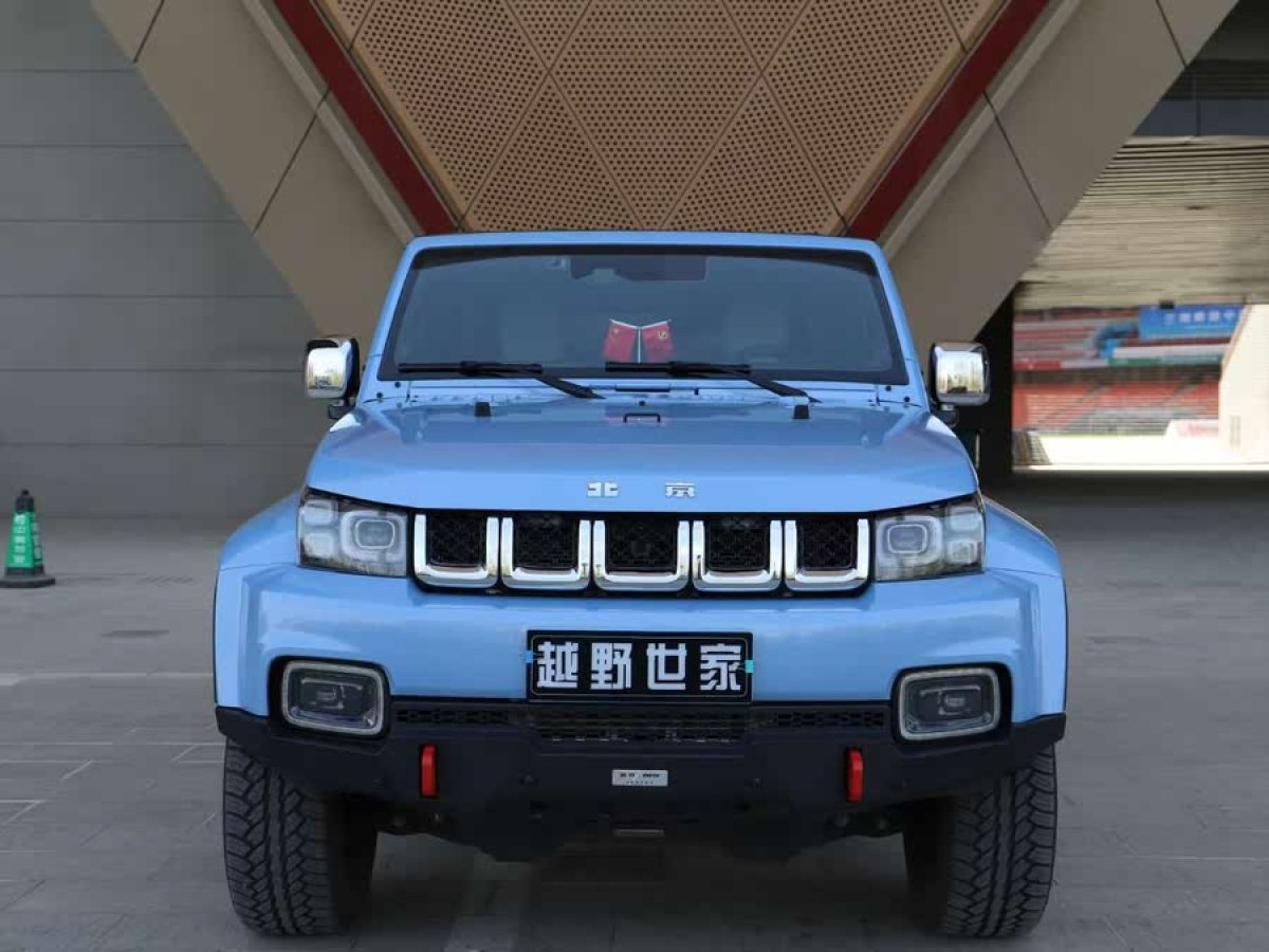 北京 BJ40  2023款 2.0T 自動(dòng)四驅(qū)城市獵人版?zhèn)b客型圖片