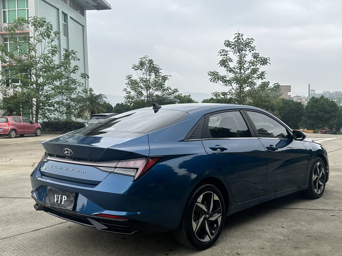 2021年8月现代 伊兰特  2021款 1.5L LUX尊贵版