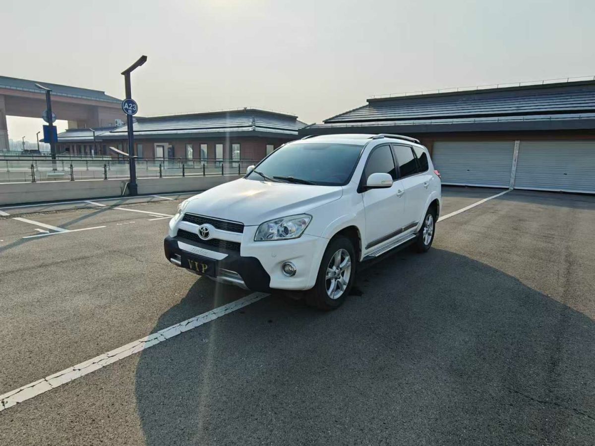 豐田 RAV4榮放  2012款 炫裝版 2.4L 手動四驅(qū)豪華圖片