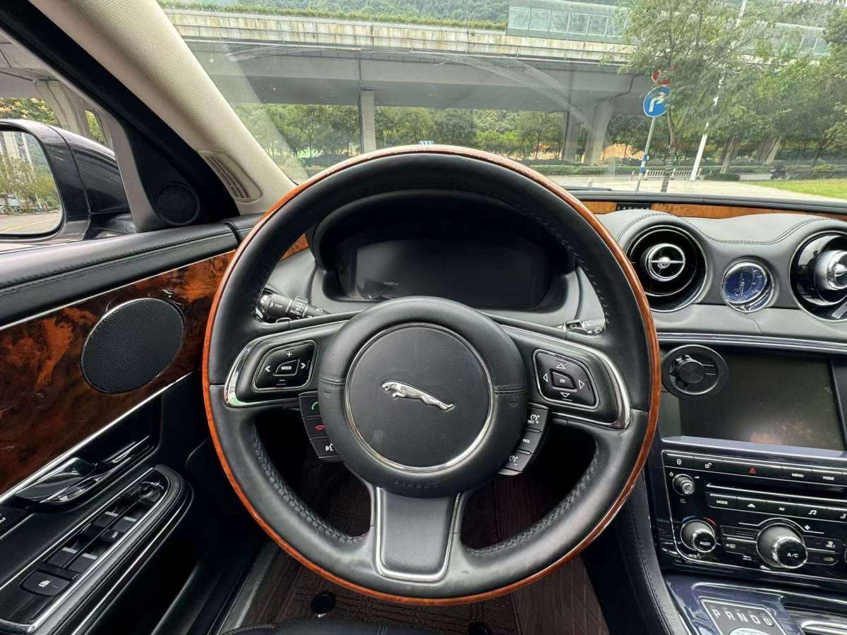 捷豹 XJ  2012款 XJL 3.0 全景商务版图片