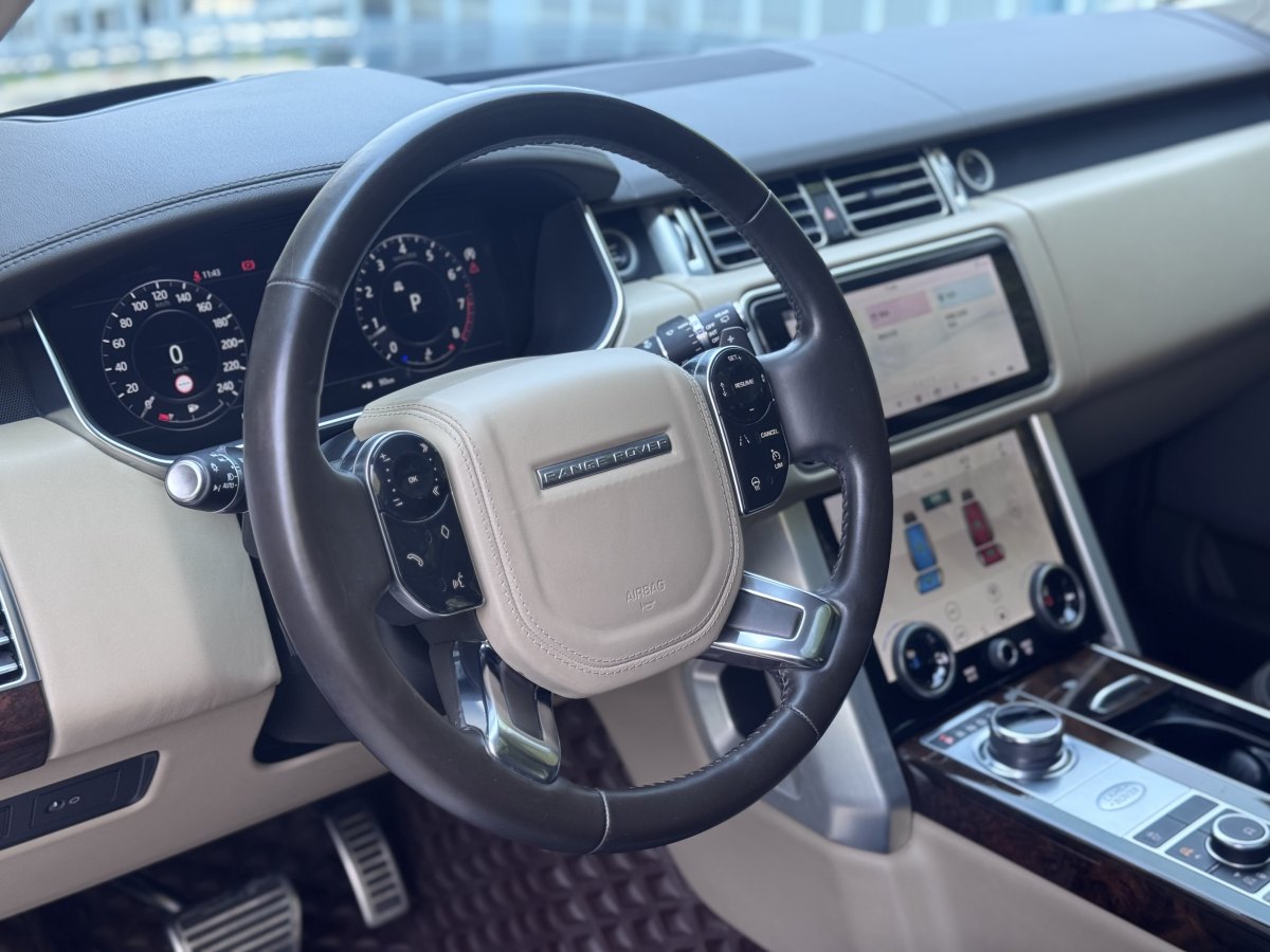 路虎 攬勝  2020款 3.0 L6 傳世加長(zhǎng)版圖片