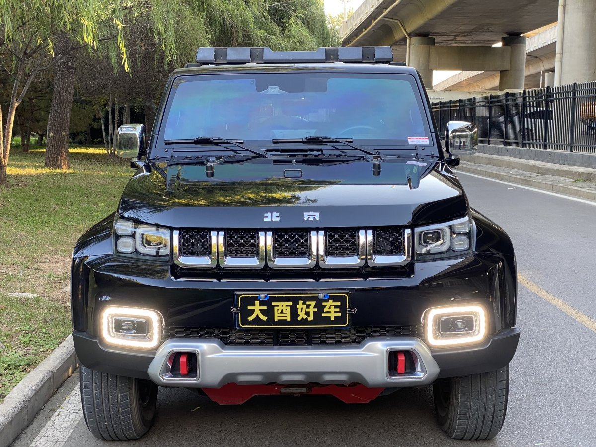 北京 BJ40  2020款 2.0T 自動(dòng)四驅(qū)城市獵人版?zhèn)b客型圖片