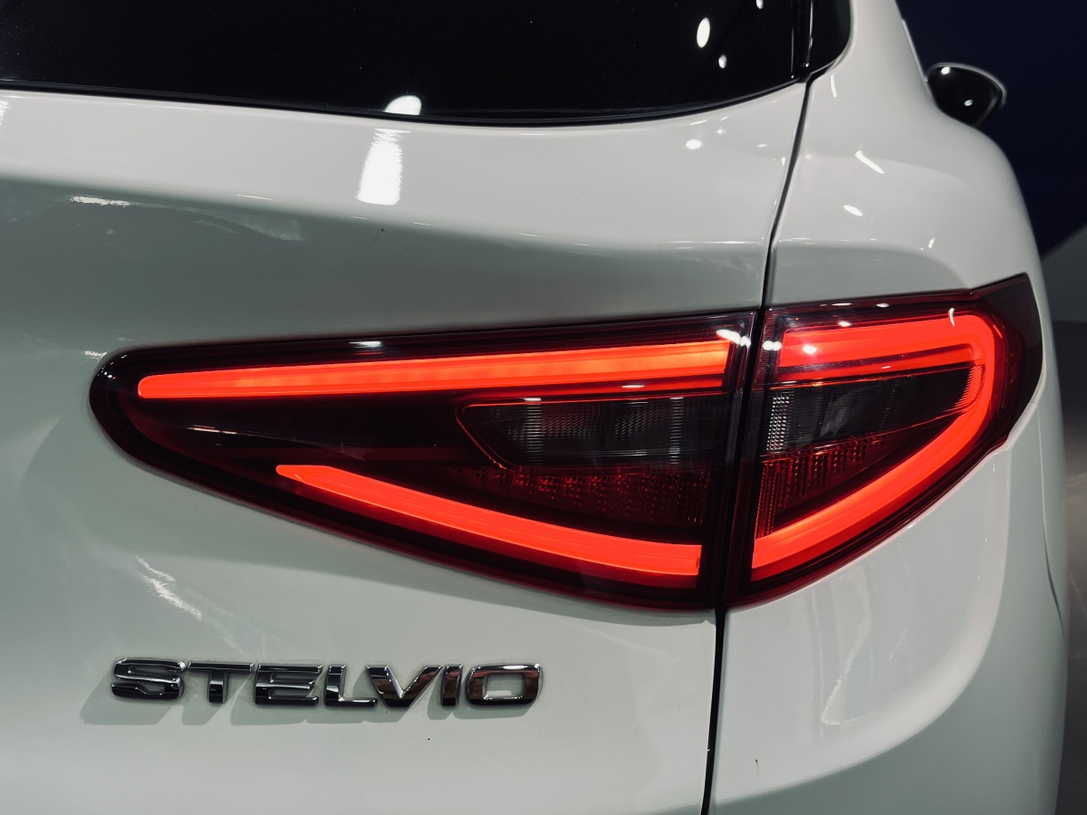 阿爾法·羅密歐 Stelvio  2017款 2.0T 200HP 精英版圖片