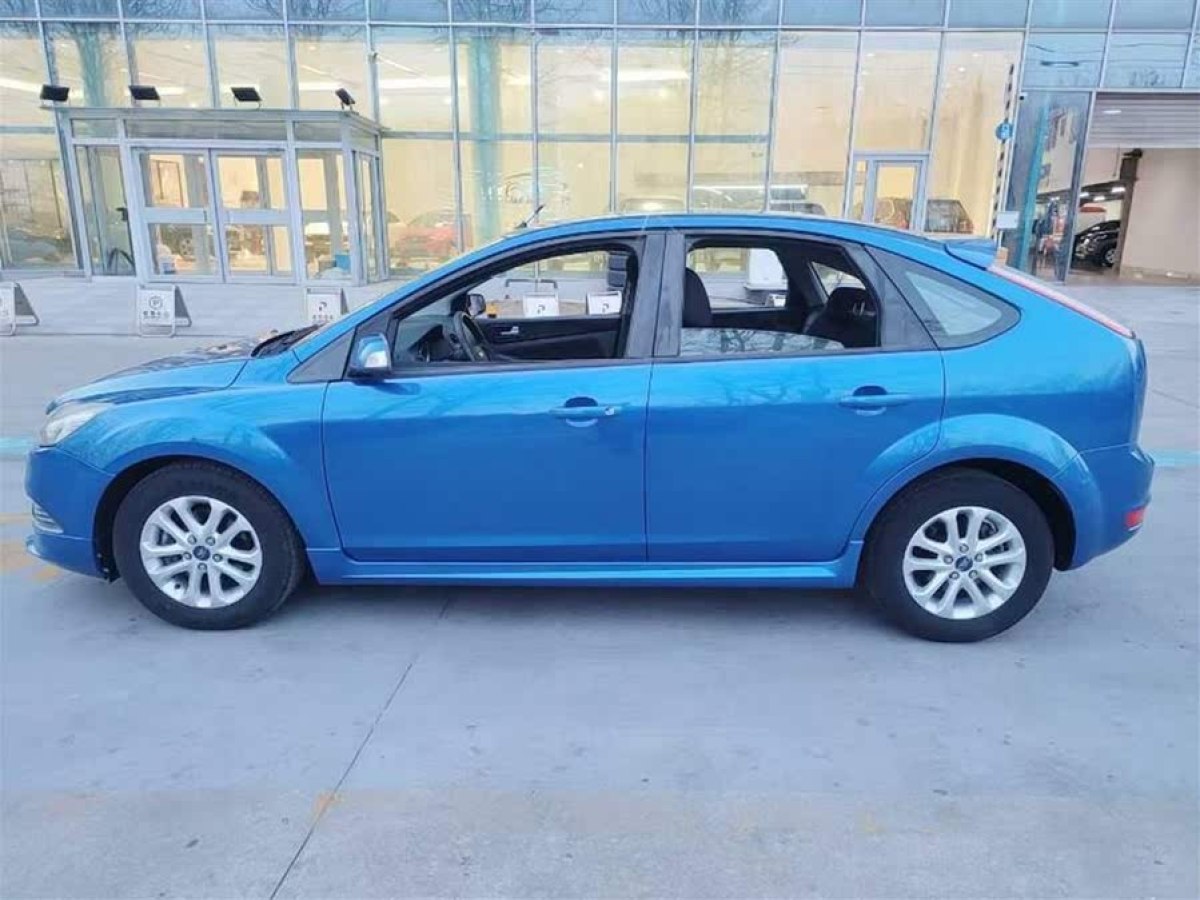 福特 ?？怂? 2013款 兩廂經(jīng)典 1.8L 自動(dòng)百萬紀(jì)念版圖片