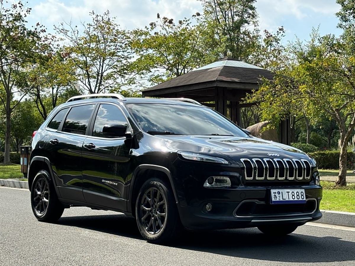 Jeep 自由光  2020款 2.0L 兩驅(qū)經(jīng)典運(yùn)動(dòng)版圖片