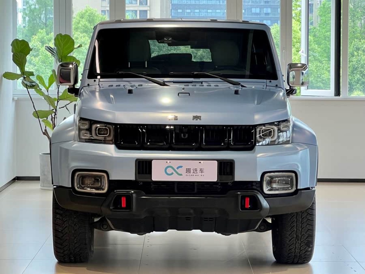 北京 BJ40  2023款 2.0D 自動(dòng)四驅(qū)刀鋒英雄版?zhèn)b客型圖片