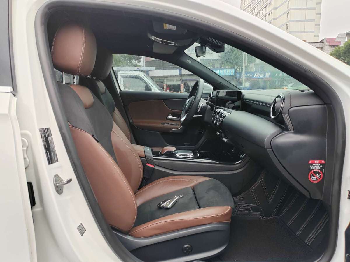 2019年06月奔驰 奔驰A级  2019款  改款 A 200 L 运动轿车