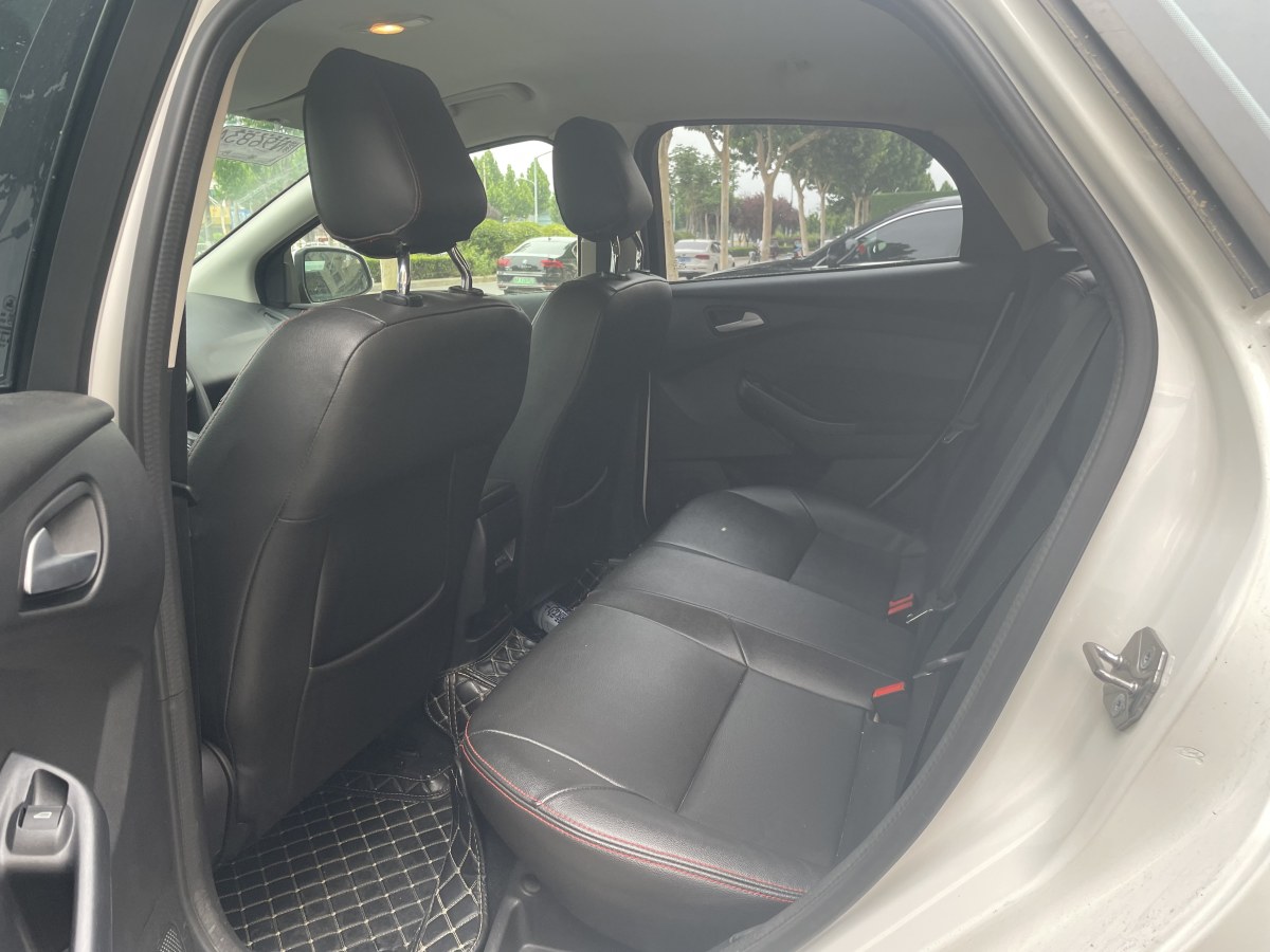 福特 福克斯  2015款 两厢 1.6L 自动舒适型图片