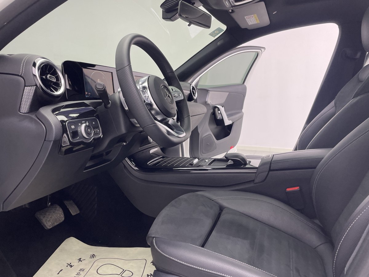 2019年4月奔驰 奔驰A级  2019款  改款 A 180 L 运动轿车