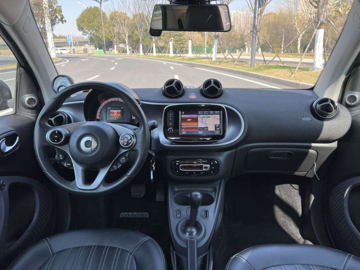 2017年09月smart fortwo  2017款 1.0L 52千瓦硬頂摯愛特別版