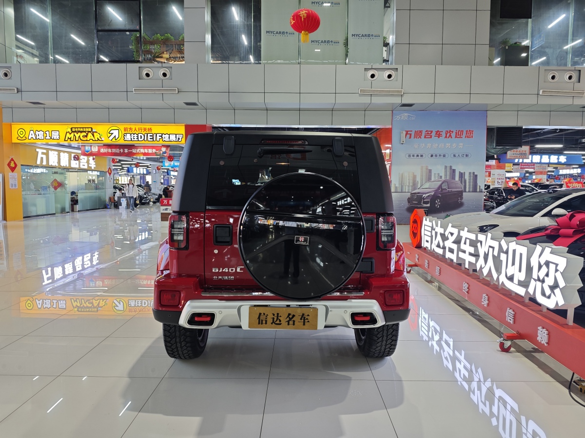 北京 BJ40  2023款 2.0T 自動(dòng)四驅(qū)城市獵人版?zhèn)b客型圖片