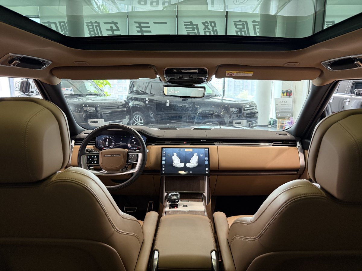 路虎 攬勝  2025款 3.0 L6 400PS 盛世加長版圖片