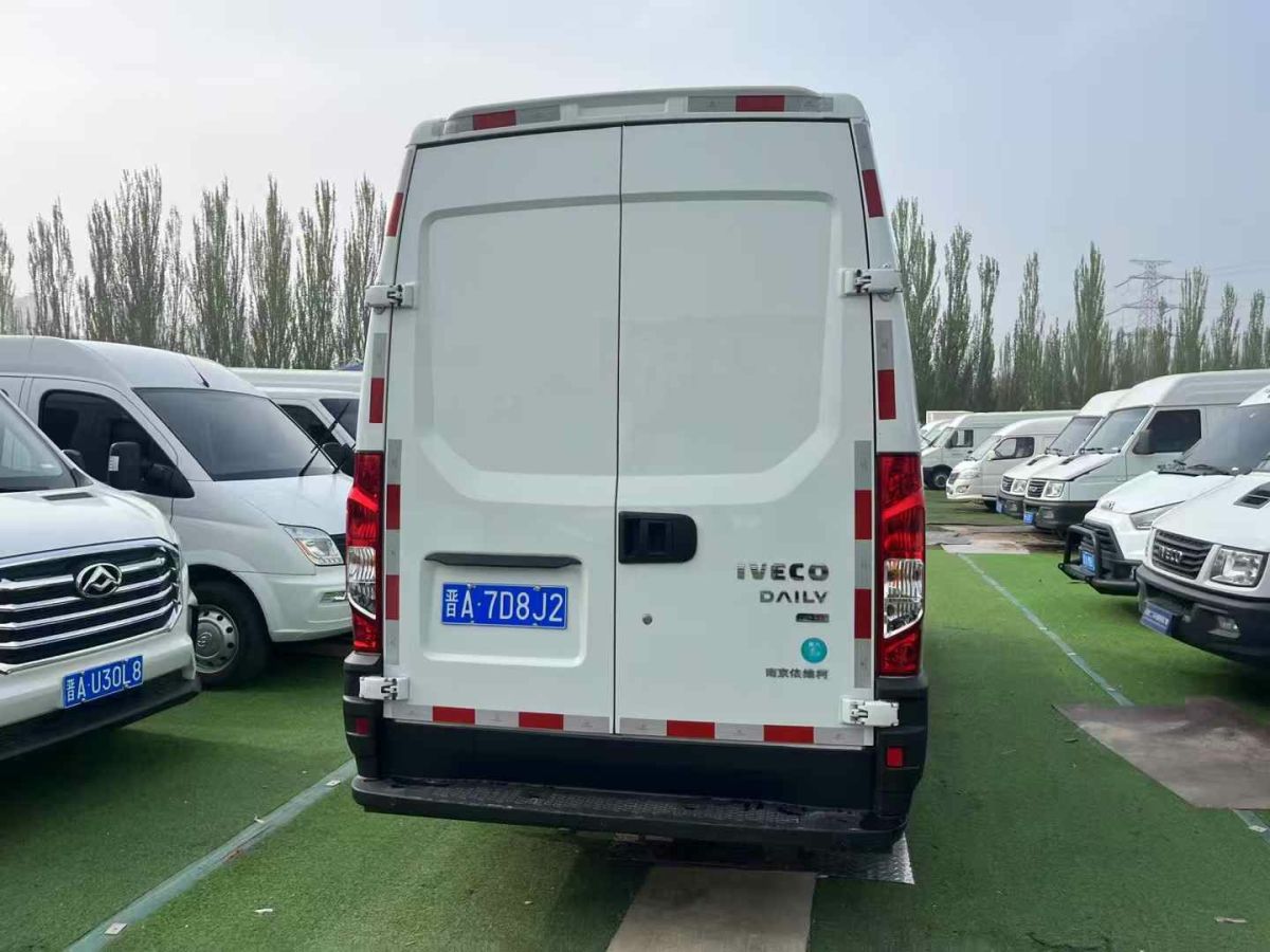 依維柯 得意  2022款 2.5T A37 M1客車 5-9座長軸中頂雙胎手動門圖片