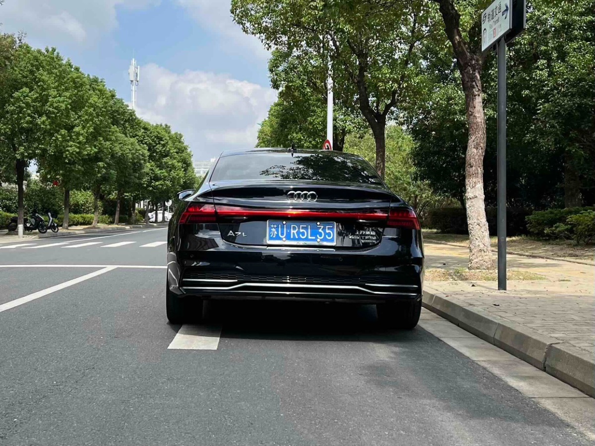 奧迪 奧迪A7L  2024款 45TFSI quattro S-line 見遠(yuǎn)型 流晶套裝圖片