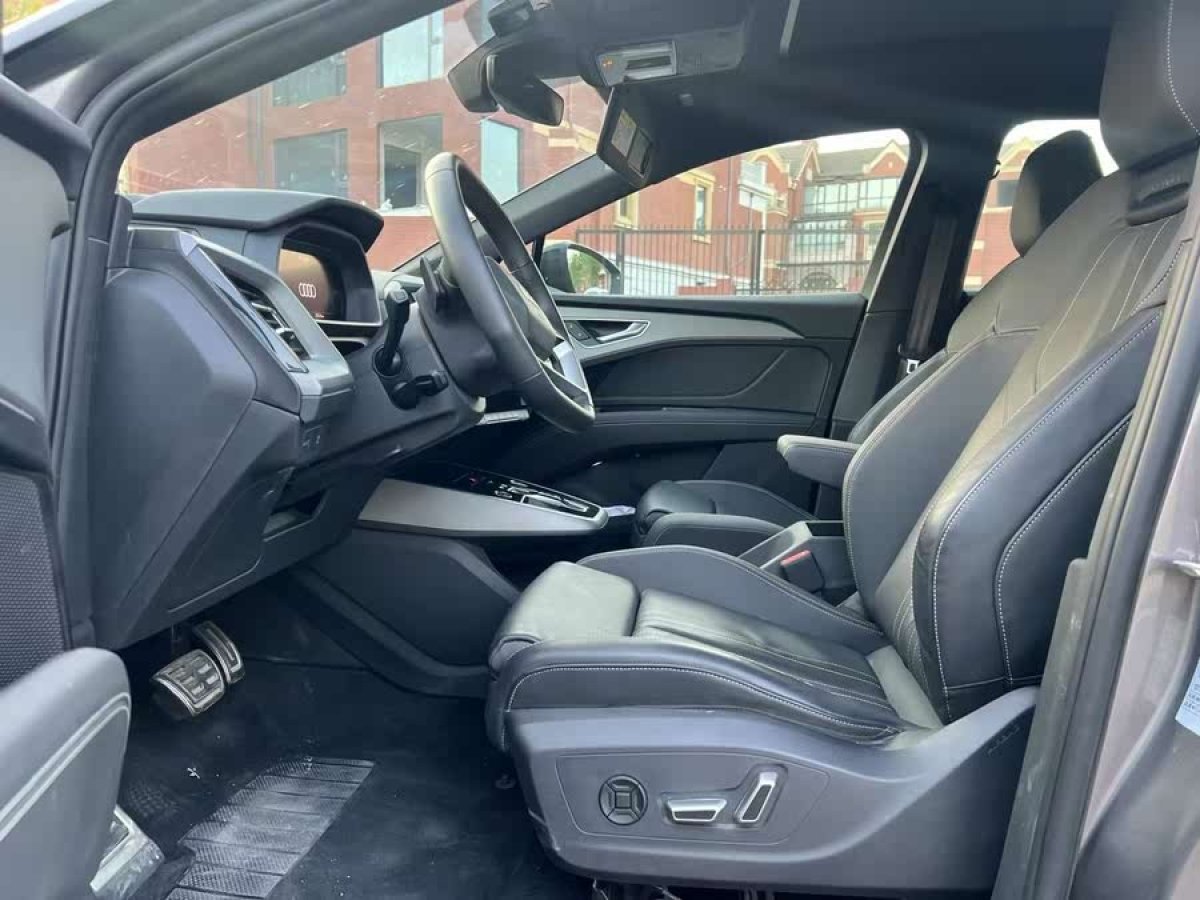 奧迪 奧迪Q5 e-tron  2023款 40 e-tron 閃耀型 機(jī)甲套裝圖片