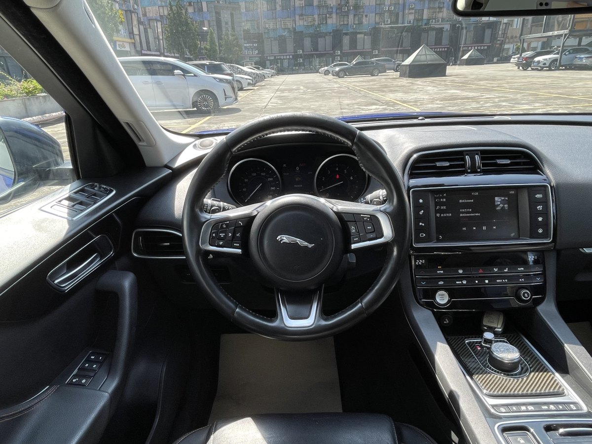 捷豹 F-PACE  2018款 2.0T 兩驅(qū)都市尊享版圖片