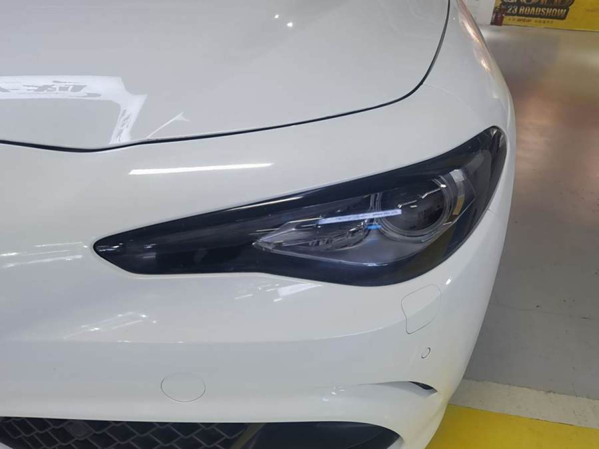 阿尔法·罗密欧 Giulia  2018款 2.0T 280HP 豪华运动版 碳纤维限量版图片